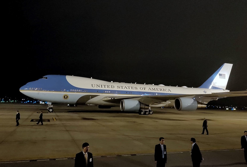 Trực tiếp lễ đón Tổng thống Mỹ Donald Trump tại sân bay Nội Bài
