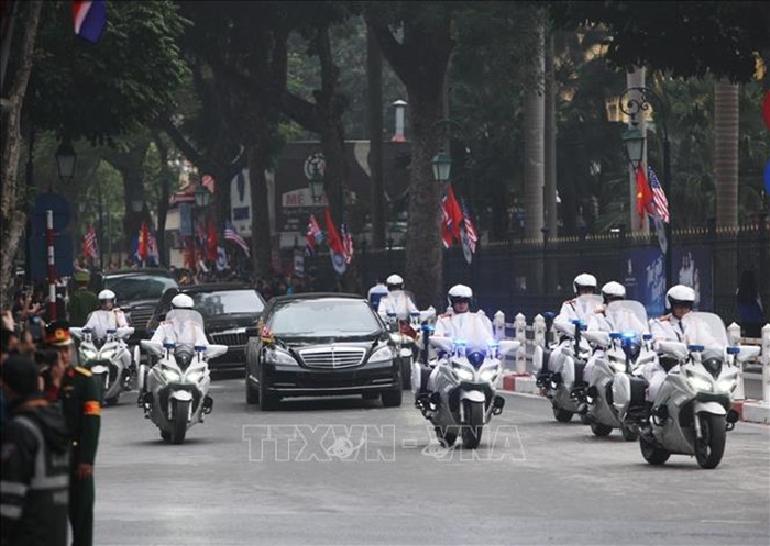 Đoàn xe của Chủ tịch Kim Jong-un di chuyển trên đường phố Hà Nội