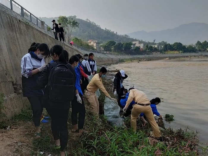 Sơn La: Thanh niên cùng nhau ra dòng sông Mã vớt rác