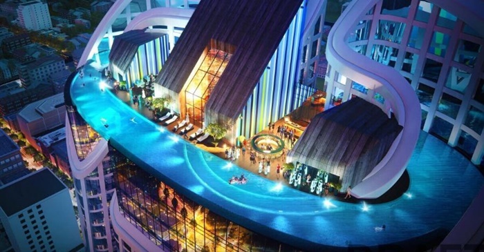 Bể bơi đáy kính được lắp đặt lên tòa tháp 40 tầng bên vịnh Nha Trang