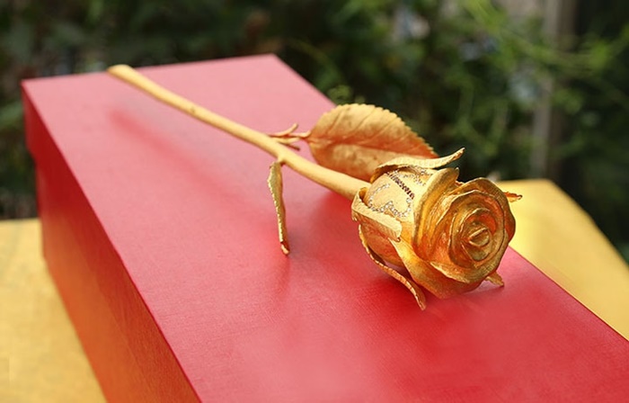 Quà tặng 8/3: Hoa hồng vàng 250 triệu đồng được đại gia săn lùng