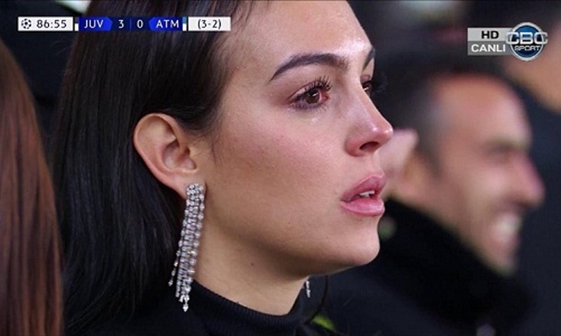Bạn gái khóc khi Ronaldo lập hattrick