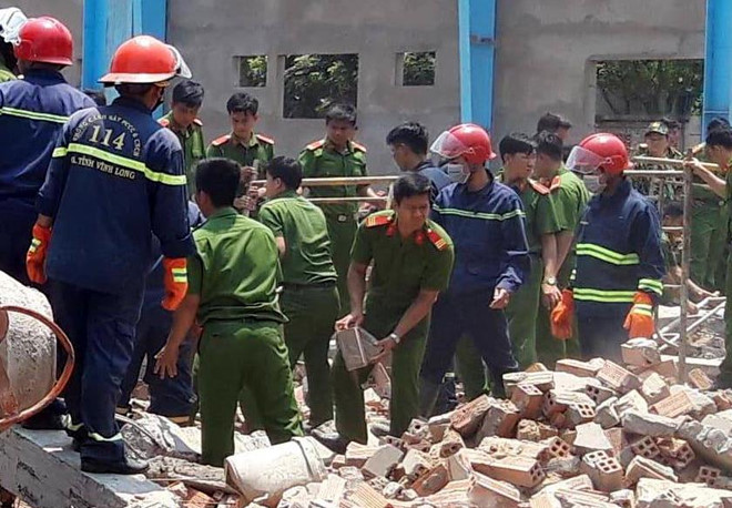 Có ít nhất 5 người tử vong do sập tường công trình ở Vĩnh Long