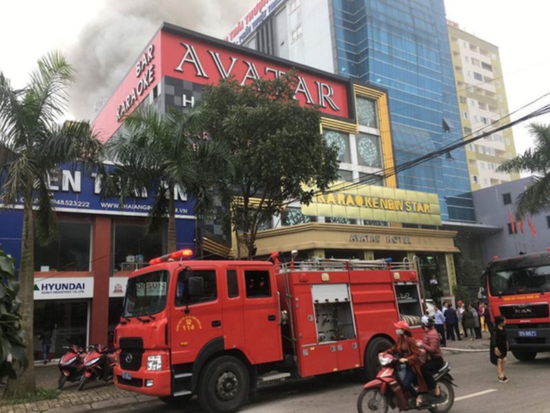 Cháy khách sạn 8 tầng ngay sát bệnh viện, bệnh nhân hoảng loạn