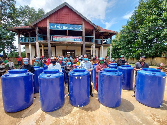 310 hộ nghèo vùng biên được tặng bồn chứa nước sinh hoạt