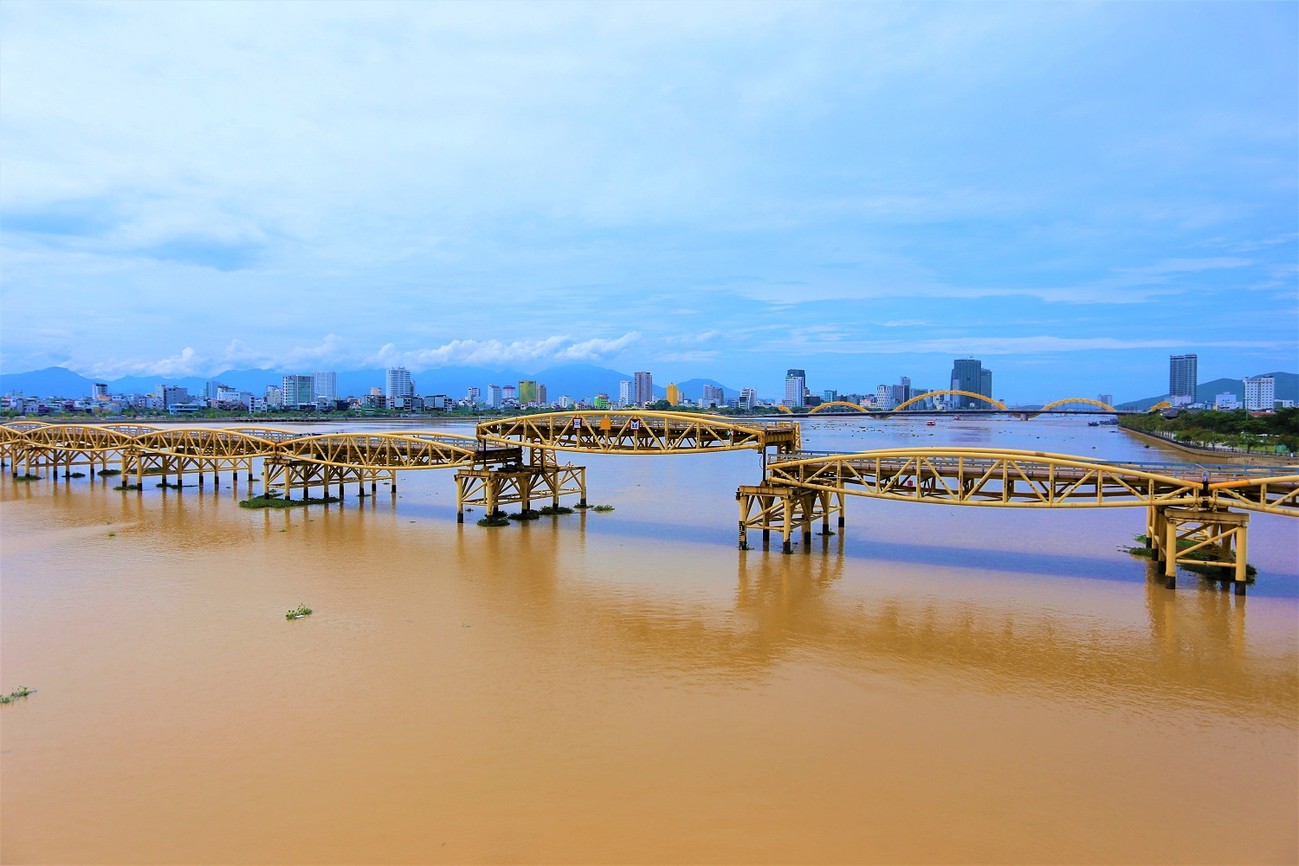 Cận cảnh cây cầu 55 tuổi ở Đà Nẵng lần đầu nâng nhịp thông thuyền