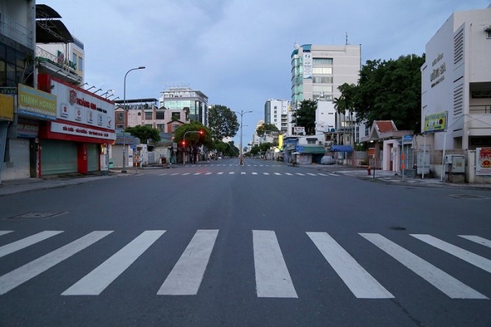 Đường phố TP.HCM sau 18 giờ vắng lặng: Hãy chiêm ngưỡng những bức ảnh về Sài Gòn khi trời tối đã buông xuống và đường phố cũng vắng lặng. Điều này sẽ khiến bạn có những trải nghiệm độc đáo về những góc phố yên bình giữa lòng thành phố ồn ào.