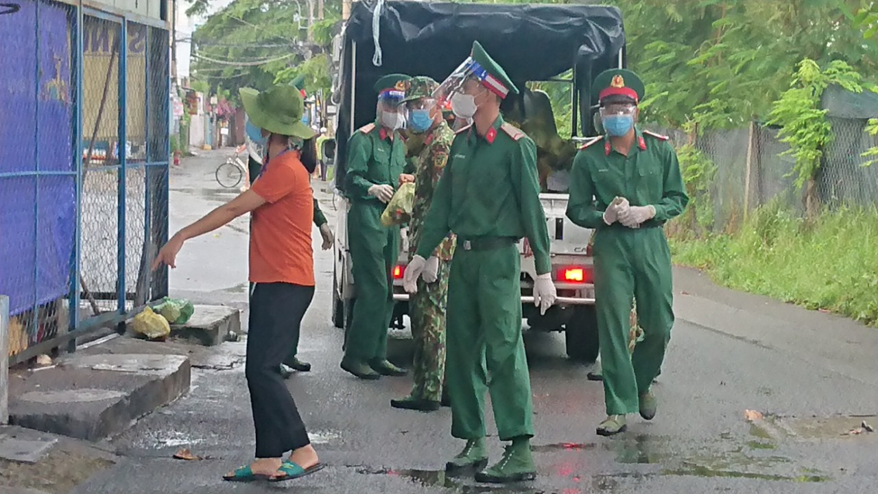 Tp.HCM: Quân đội nỗ lực giúp dân - Pháp Luật Môi Trường Điện Tử