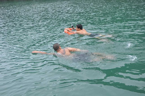 Quảng Ninh: “Săn” san hô trên Vịnh Hạ Long - Môi trường Du lịch