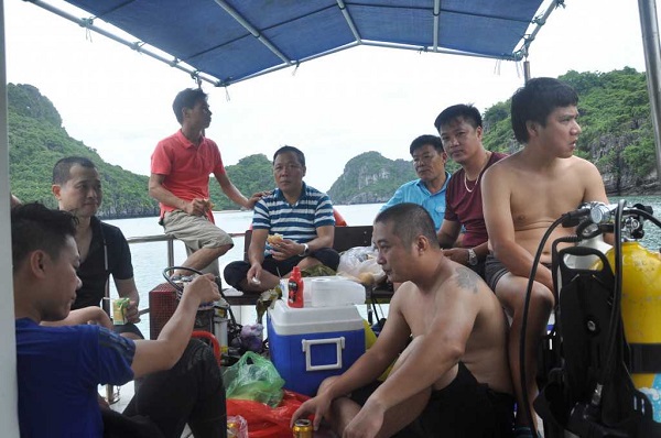 Quảng Ninh: “Săn” san hô trên Vịnh Hạ Long - Môi trường Du lịch