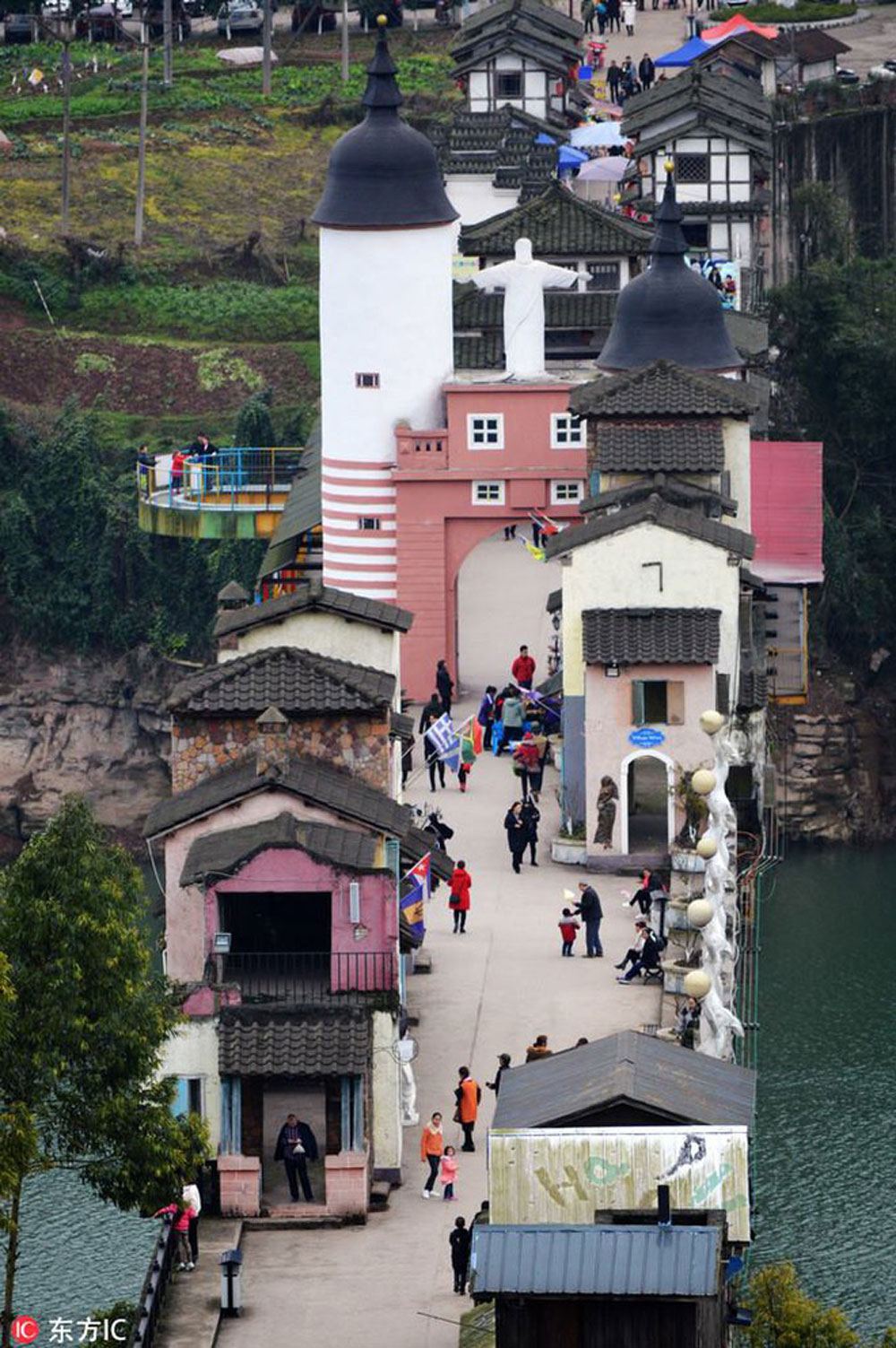 Ngôi làng kỳ lạ, chông chênh, Trùng Khánh, Trung Quốc, con sông thơ mộng