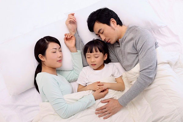 Ngủ chung với bố mẹ khiến bạn cảm thấy bảo vệ và yên tâm hơn khi đi xa. Nếu bạn không thể ngủ chung với họ, chụp ảnh gửi cho bố mẹ để họ cảm thấy gần gũi hơn. Hình ảnh này còn giúp họ cảm nhận được sự đồng cảm và tình cảm của con.