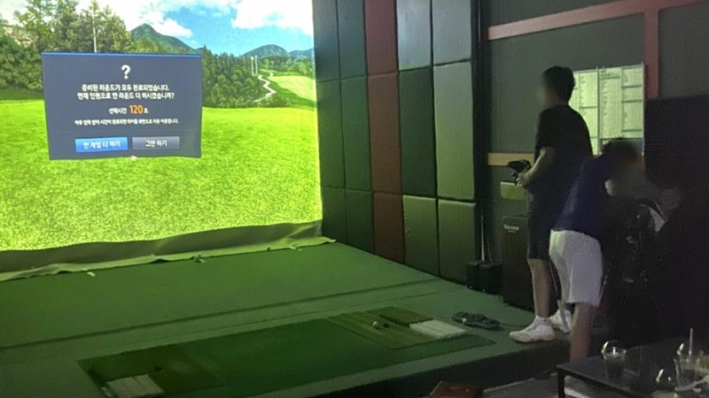 Nhóm người nước ngoài tập đánh golf điện tử. 