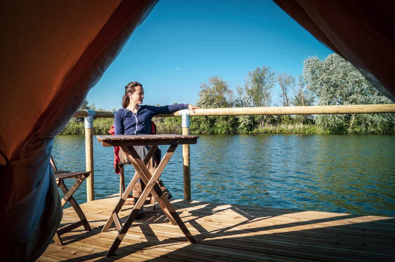 Trải nghiệm thú vị với 8 nhà bè khách sạn nổi trên hồ tại Bỉ