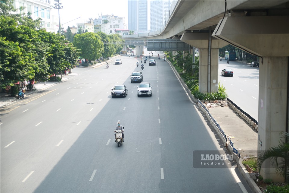 Hà Nội bước sang ngày giãn cách thứ 50 của 10 quận/huyện vùng đỏ. Ảnh chụp trên tuyến đường Nguyễn Trãi (Thanh Xuân, Hà Nội) sáng nay.