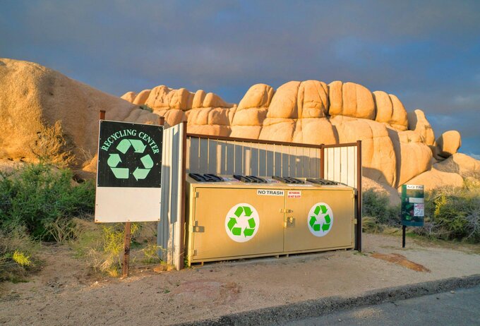 Thùng đựng đồ tái chế tại Vườn quốc gia Joshua Tree, bang California. Ảnh: NYT