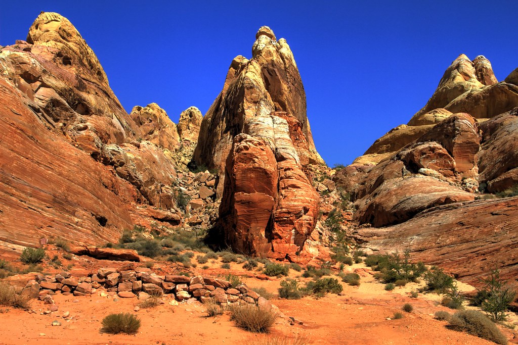 Ngoài những điểm đến nổi tiếng được tạo thành từ đá sa đỏ, xung quanh thung lũng lửa cũng có hàng loạt đá vôi và đá phiến với nhiều hình dáng khác nhau.