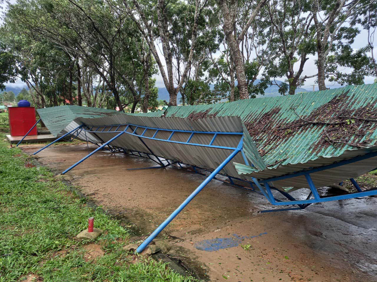 Nhà để xe của Trường Tiểu học và THCS Nguyễn Văn Trỗi (xã Hà Tam) bị sập do bão số 5. Ảnh: Ngọc Minh