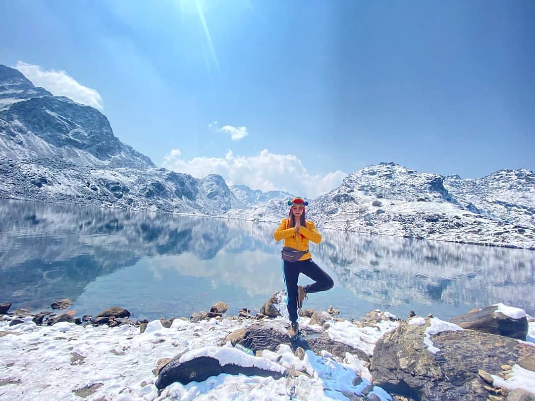 Ngoài ra du khách sẽ được chiêm ngưỡng vẻ đẹp hùng vĩ của hồ Gosainkunda khi được bao quanh bởi những ngọn núi băng tuyệt đẹp. Ảnh: @gilena___