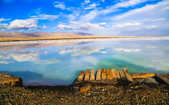 Cảnh đẹp ở hồ muối Chaerhan thu hút đông đảo khách du lịch.