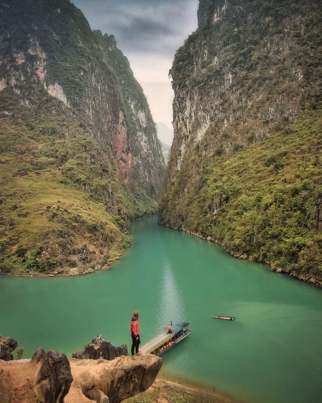Vẻ đẹp của cao nguyên Hà Giang dịu dàng hơn nhờ có dòng sông Nho Quế. Ảnh: @indrawuphoto