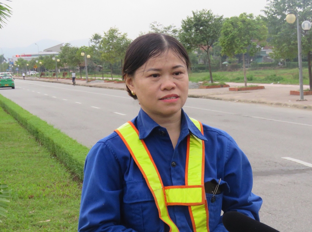 Nữ công nhân say mê với nghề làm xanh- sạch- đẹp cảnh quan môi trường