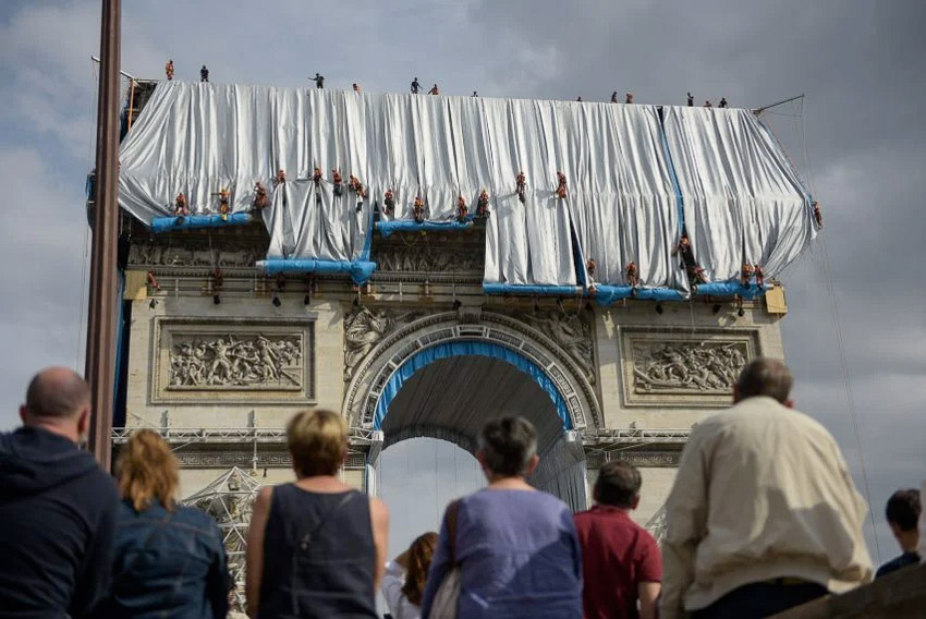 Khải Hoàn Môn được bọc vải bởi Christo và Jeanne-Claude ở thủ đô Paris