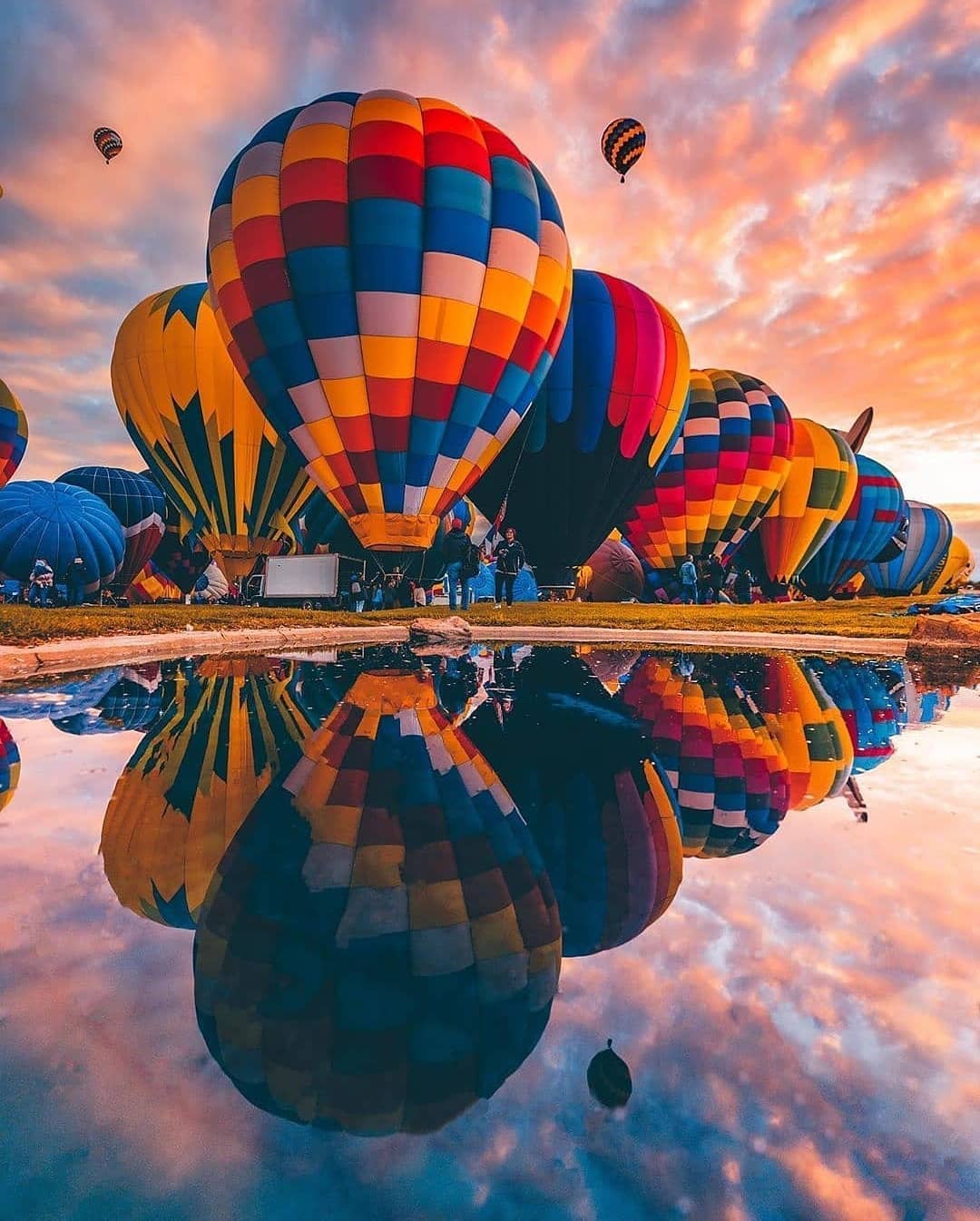 Đây là lễ hội khinh khí cầu lớn nhất nước Mỹ, được tổ chức từ tháng 10 và kéo dài 9 ngày. Ảnh: @blogdobalonismo