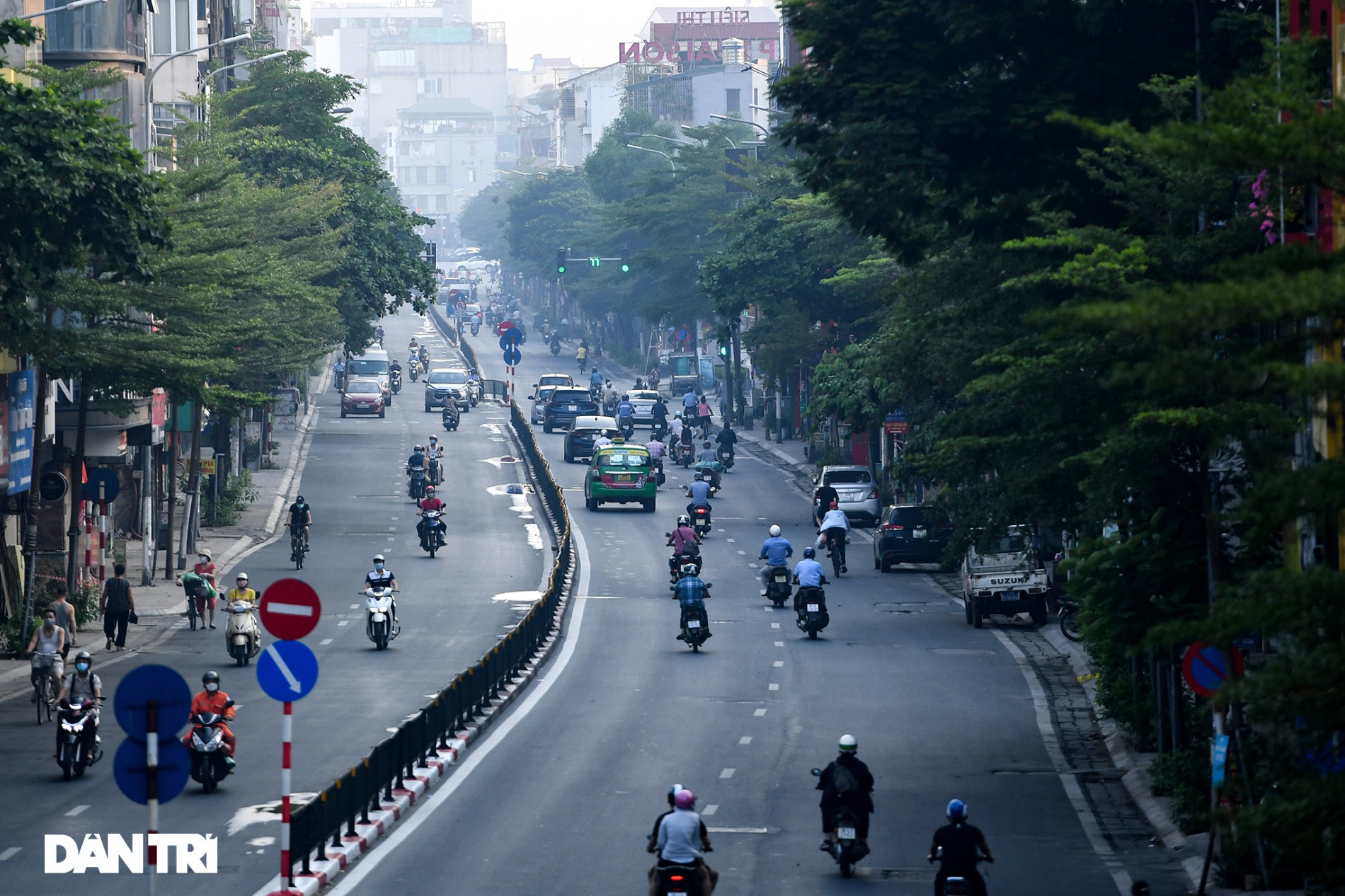 Đường phố tấp nập xe cộ sau khi TP Hà Nội bỏ quy định giấy đi đường - 2