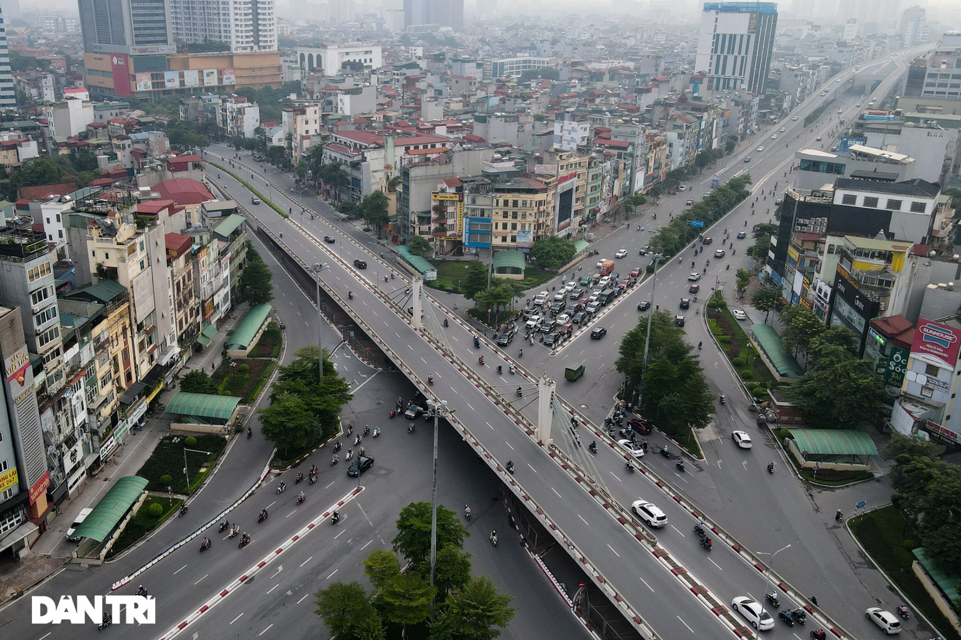 Đường phố tấp nập xe cộ sau khi TP Hà Nội bỏ quy định giấy đi đường - 6