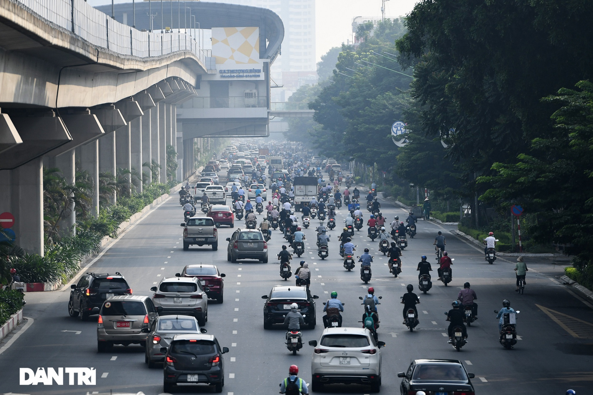 Đường phố tấp nập xe cộ sau khi TP Hà Nội bỏ quy định giấy đi đường - 11