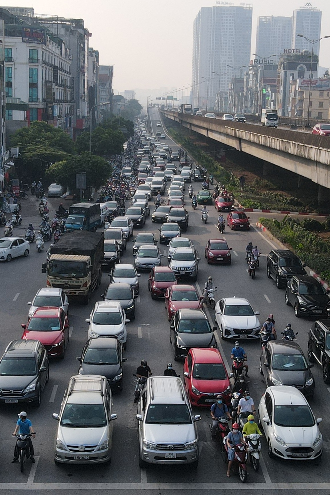 Đường phố tấp nập xe cộ sau khi TP Hà Nội bỏ quy định giấy đi đường - 10