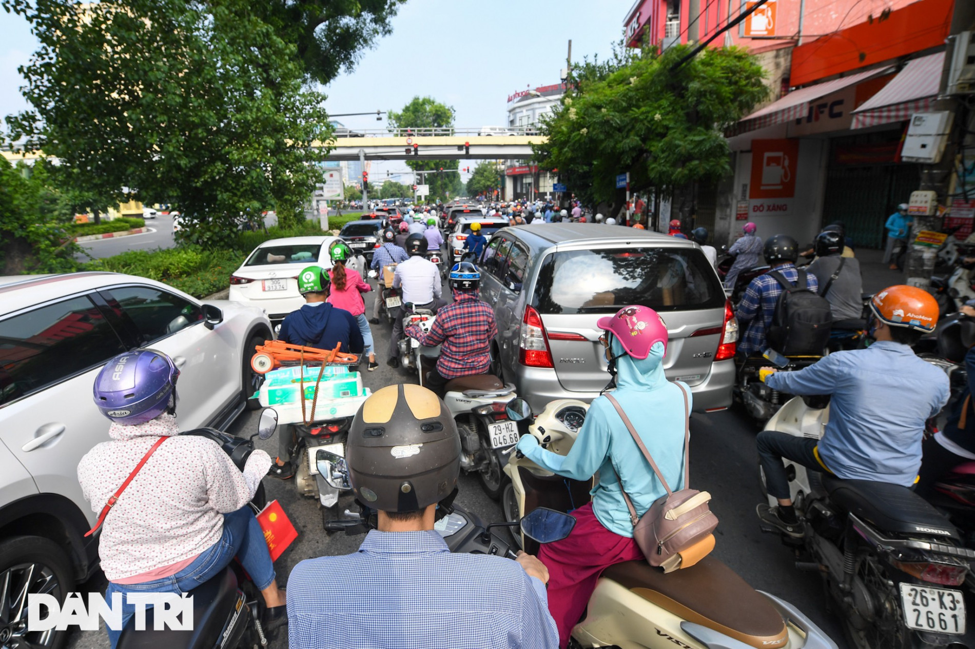 Đường phố tấp nập xe cộ sau khi TP Hà Nội bỏ quy định giấy đi đường - 12