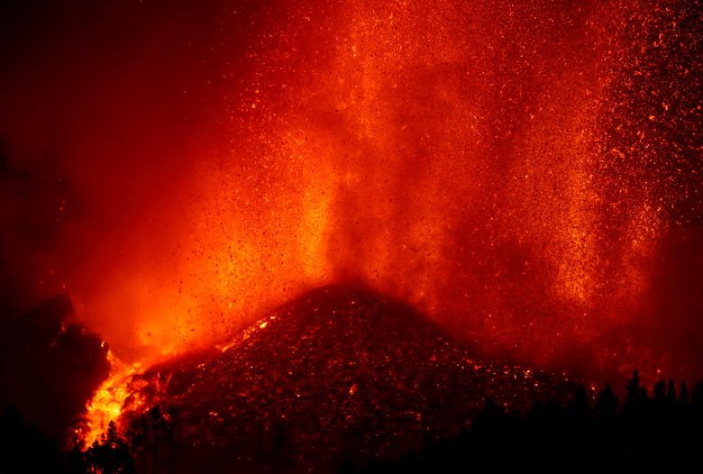Núi lửa Tây Ban Nha phun dung nham 1.000 độ C nuốt chửng nhà cửa - 4