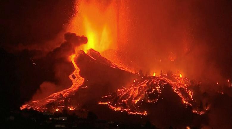 Núi lửa Tây Ban Nha phun dung nham 1.000 độ C nuốt chửng nhà cửa - 9