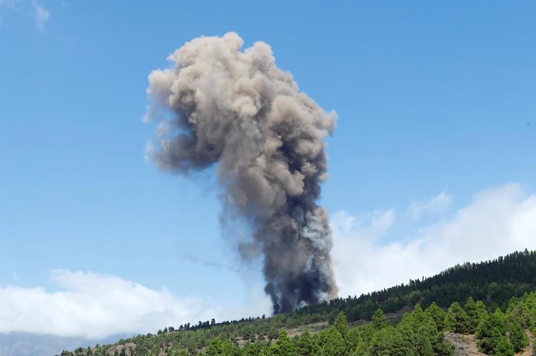 Núi lửa Tây Ban Nha phun dung nham 1.000 độ C nuốt chửng nhà cửa - 8