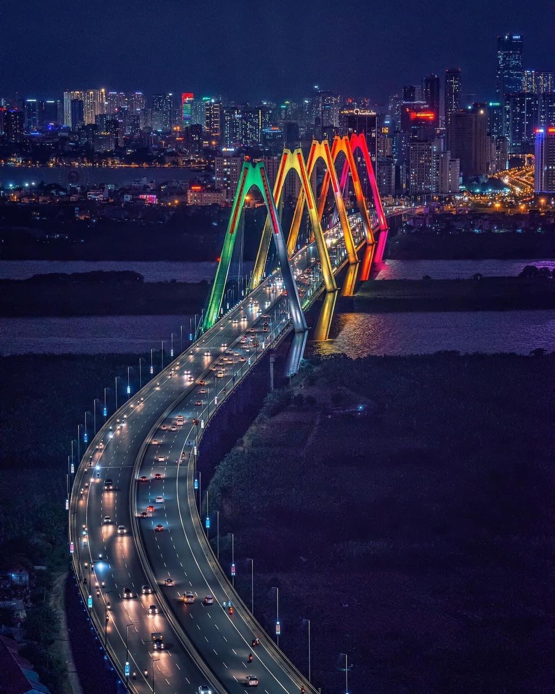 Cầu Nhật Tân được xem là biểu tượng mới của Thủ đô Hà Nội với 5 nhịp dây văng tượng trưng cho 5 cửa ô, và cũng tượng trưng cho 5 cánh hoa đào của làng đào Nhật Tân - Hà Nội. Ảnh: @vietnamlocaladventures