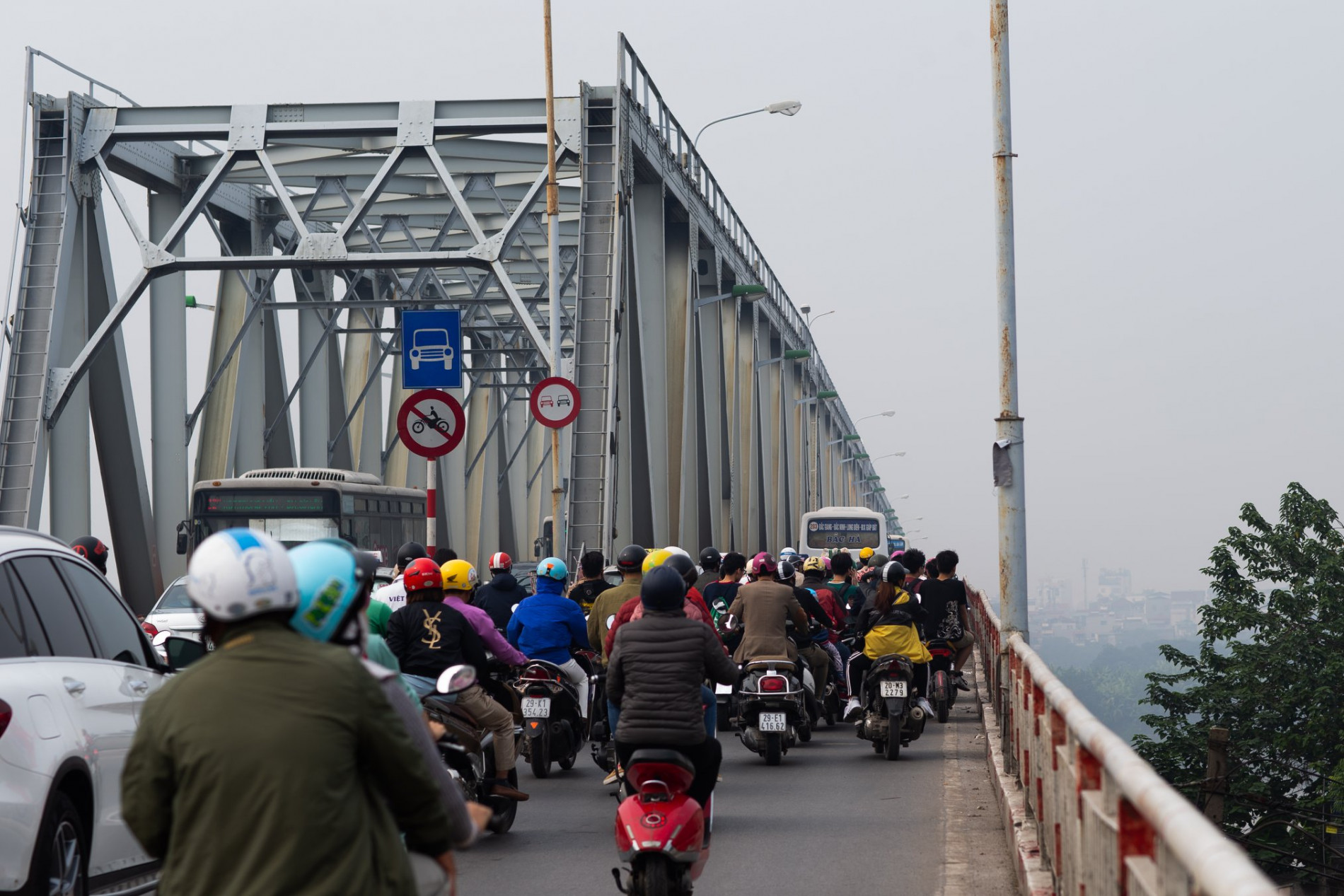 Đây là cây cầu lớn lần đầu tiên được thiết kế và thi công tại Việt Nam không cần có sự trợ giúp kỹ thuật của các kỹ sư nước ngoài.