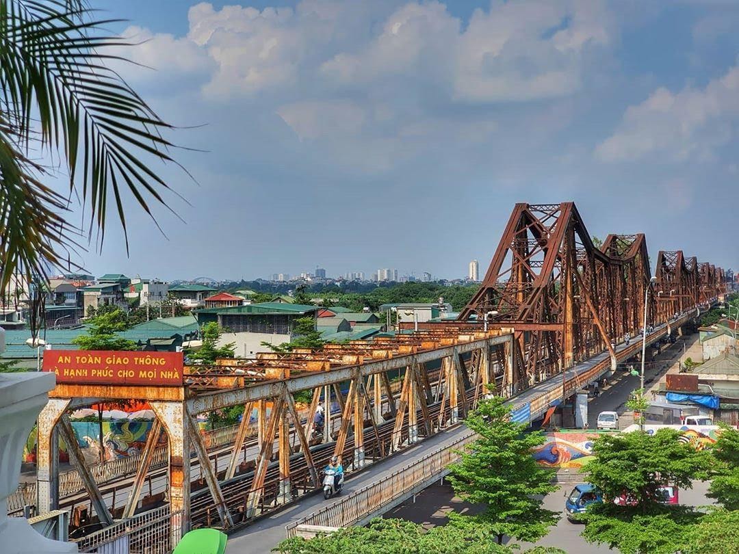 Cây cầu dài hơn 3,5 km này nằm tại địa phận phường Vĩnh Tuy (nối quận Hai Bà Trưng và Long Biên), nằm song song giữa cầu Thanh Trì và Chương Dương.