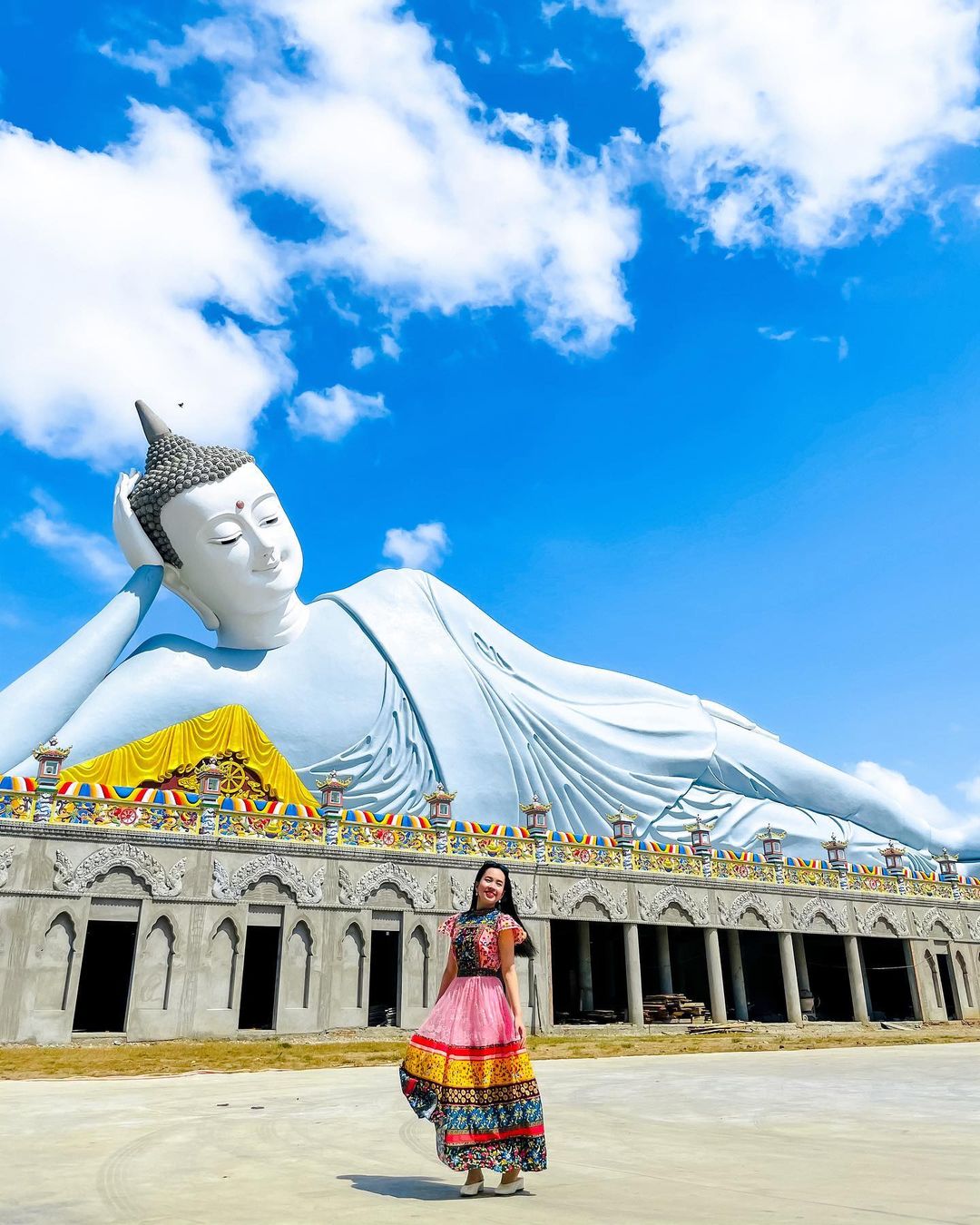 Bức tượng Phật nằm dài 63 m ở chùa Som Rong. Ảnh: @thutram2110