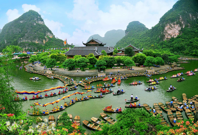 Thiên nhiên Ninh Bình là một kho tàng quý giá của Việt Nam, với những đồi núi xanh rì, các hang động và các con sông uốn lượn. Những hình ảnh này sẽ giúp bạn trộn lại với thiên nhiên, cảm nhận sức sống và tĩnh lặng của vùng đất này.