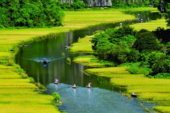 Ninh Bình được biết đến như là mảnh đất cổ đại của Việt Nam với những dãy núi và văn hóa đặc trưng cùng phong cảnh thu hút. Du lịch Ninh Bình sẽ đưa bạn tới những kỳ quan kỳ diệu và phong phú của thiên nhiên. Hãy đặt chân đến Ninh Bình và khám phá những vẻ đẹp này!