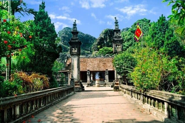 Cố đô Hoa Lư nằm trên địa phận xã Trường Yên, huyện Hoa Lư, là quần thể di tích quốc gia đặc biệt quan trọng của Việt Nam