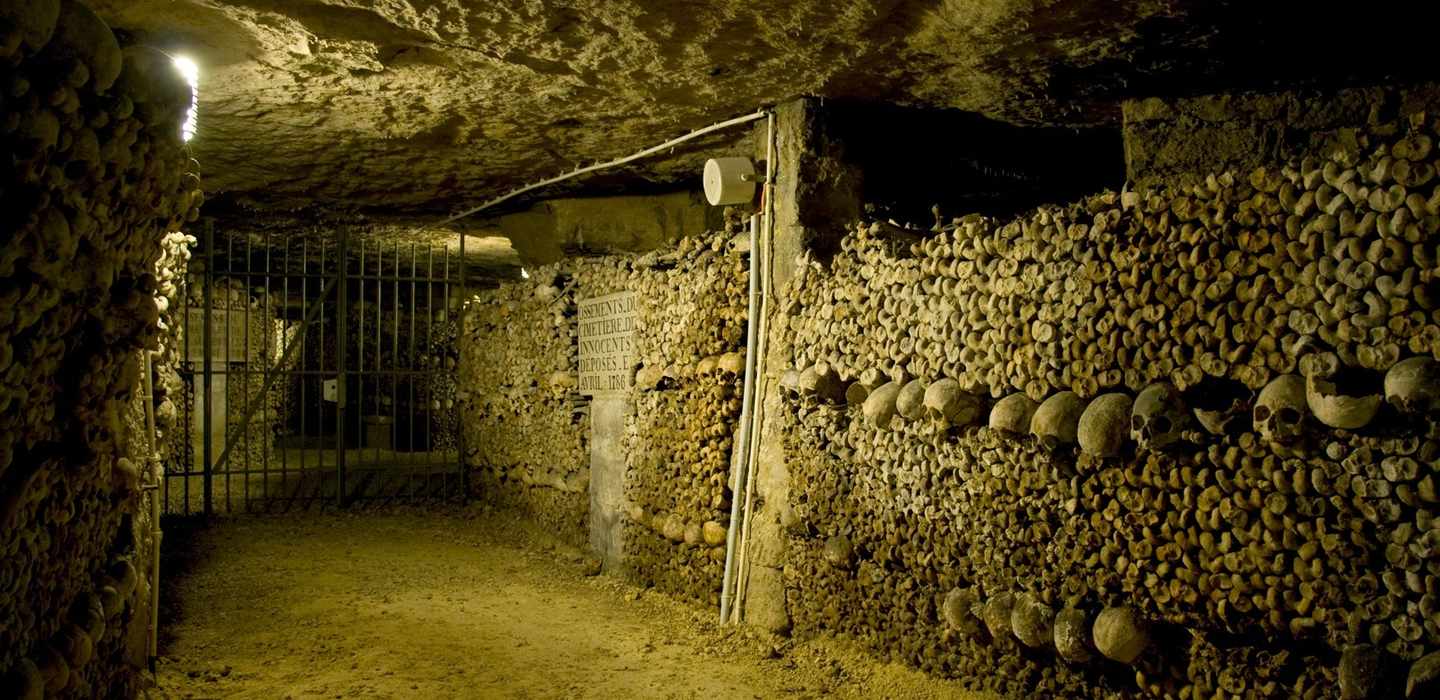 Hầm mộ Paris trở thành một điểm đến kinh dị, thu hút nhiều người tới tham quan.