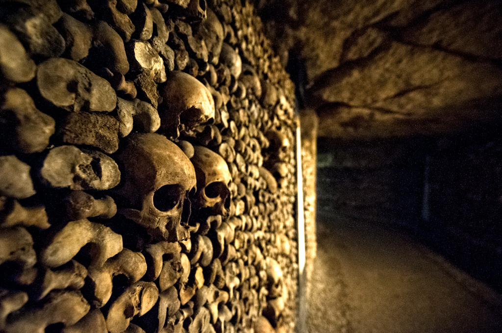 Ngoài số lượng hài cốt khủng lồ, hầm mộ Paris còn ẩn chứa một giai đoạn lịch sử thú vị và bí ẩn.
