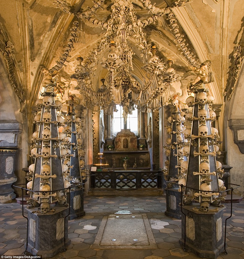 Nhà thờ xương khiến nhiều người bất ngờ với những tác phẩm nghệ thuật được làm từ xương người.