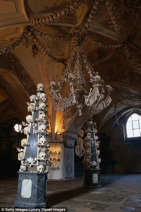 Những bộ xương người trở thành vật liệu trang trí của nhà thờ.