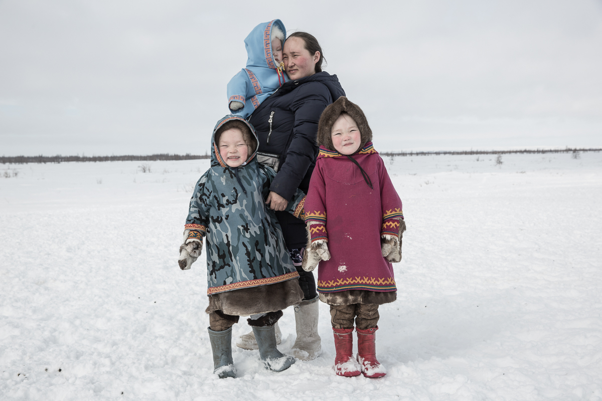 Mô tả ảnh: Một gia đình gồm các dân tộc bản địa nhỏ ở cực bắc nước Nga. Họ được sinh ra và dành cả đời ở Tundra, lang thang bên những đàn hươu. Họ có cơ hội để sống một lối sống chẳng cần vận động, nhưng theo họ thì điều đó thật trái với tự nhiên. Ảnh: Yulia Nevskaya/AAP.