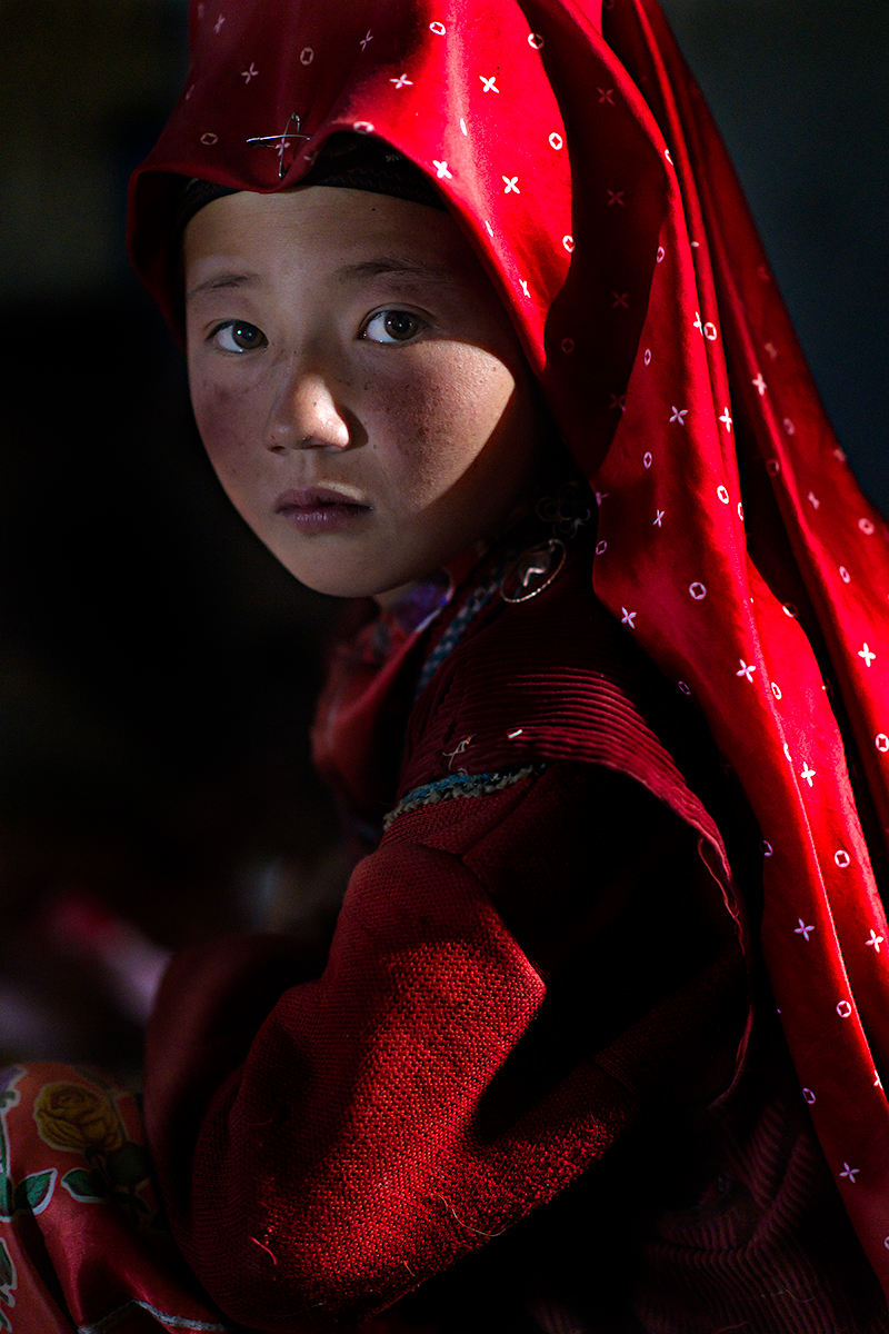 Cô gái trẻ đến từ Afghanistanvới ánh mắt biểu cảm trong bộ ảnh 'My Red Pamir' của Nicola Ducati. Ảnh: Nicola Ducati/AAP.