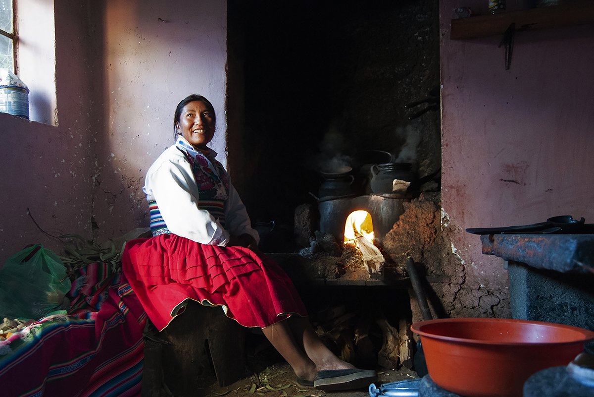 Một người phụ nữ với vẻ mặt hạnh phúc trong căn bếp nhà ở Amantini, hồ Titicaca, Peru. Ảnh: AnimeshRay/AAP.